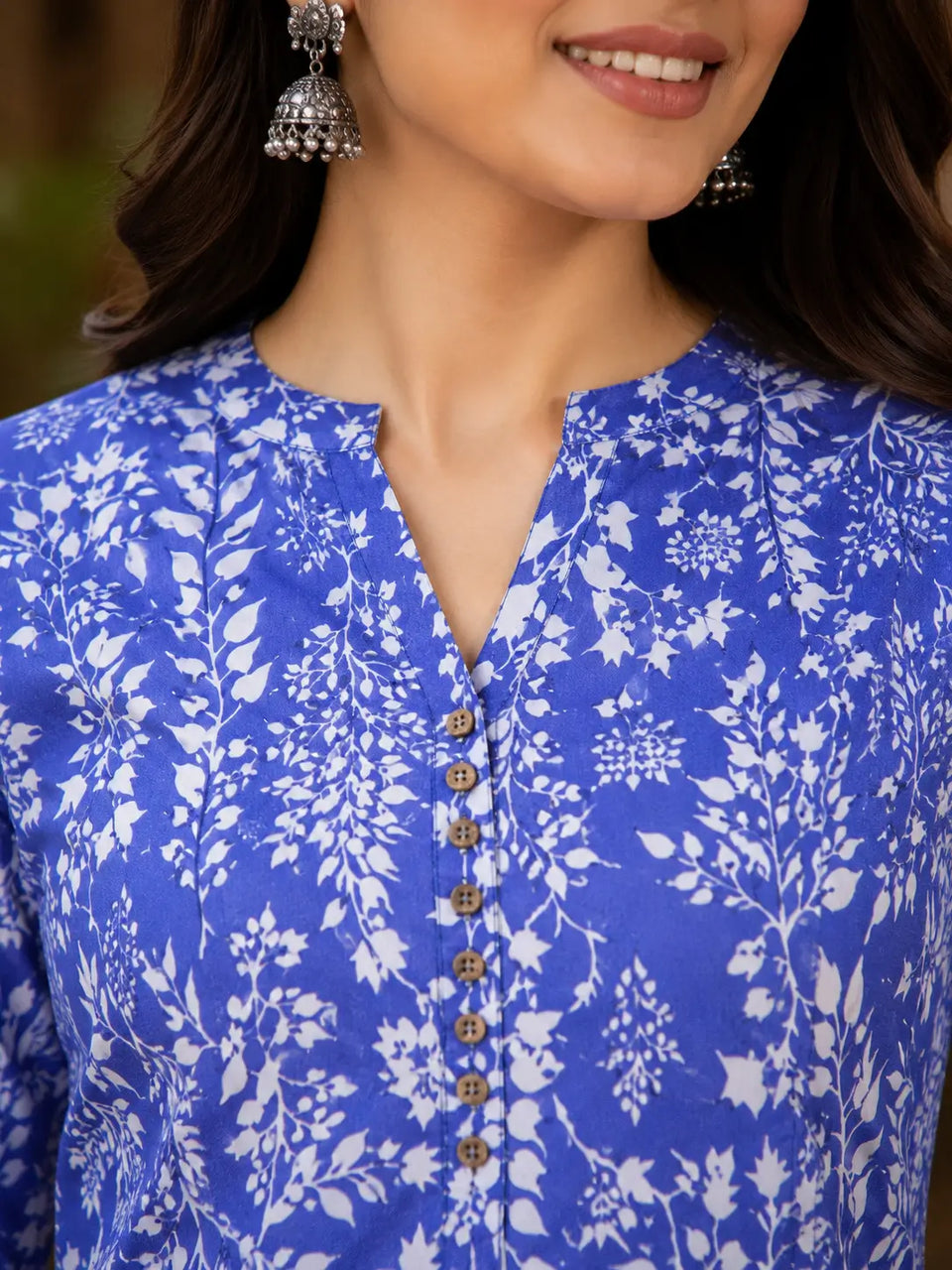 Close up neck design of Rabric blue and white floral cotton kurta featuring stylish V slit neckline and button detailing