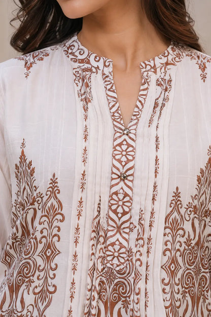 Close up neck design of Rabric cotton kurta featuring detailed brown ethnic floral print mandarin neckline and premium stitching