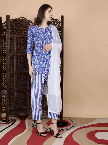 Round neckline with brass button detailing on Rabric kurti