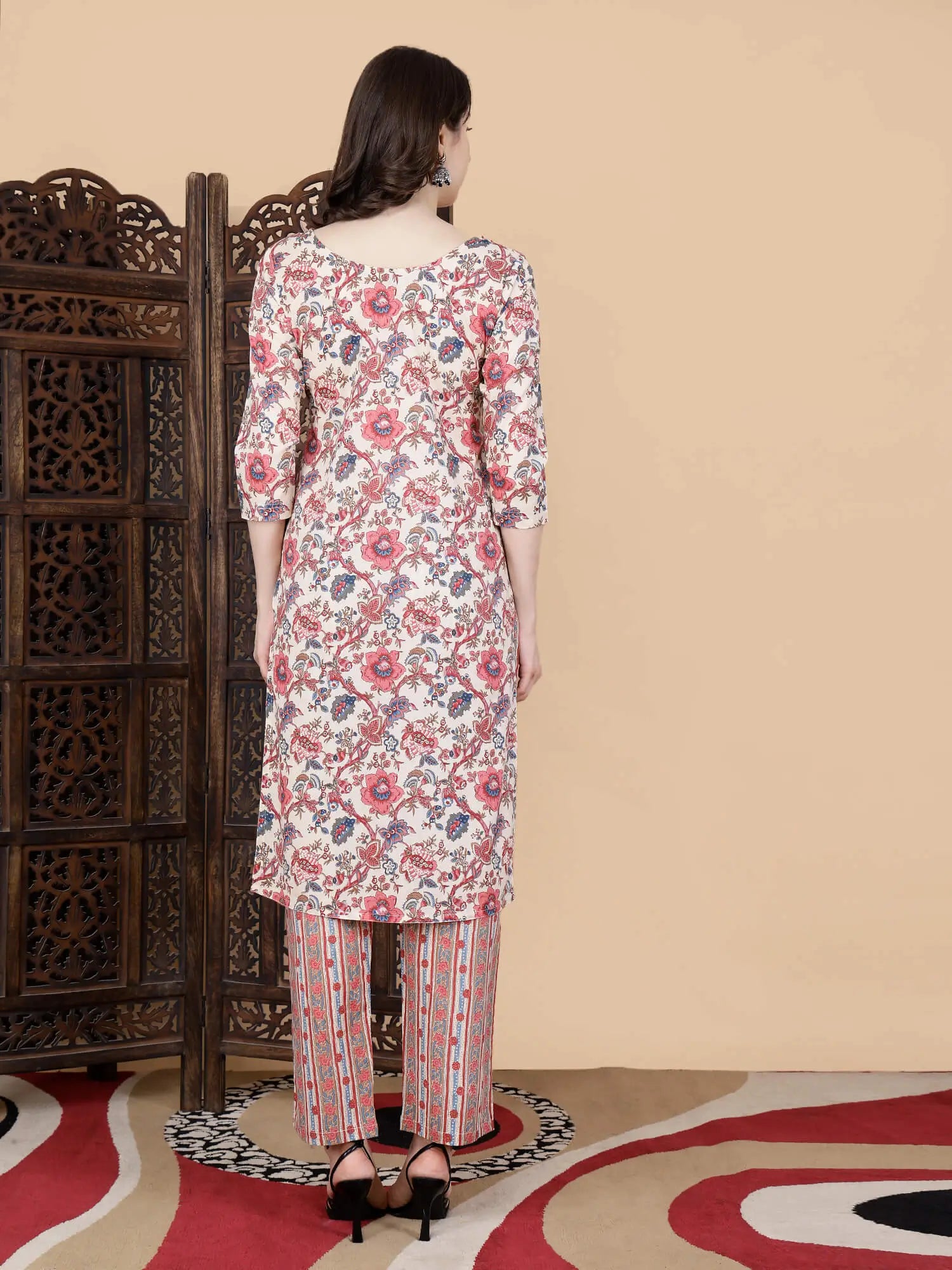 Off-white floral printed cotton kurti with 3/4 sleeves
