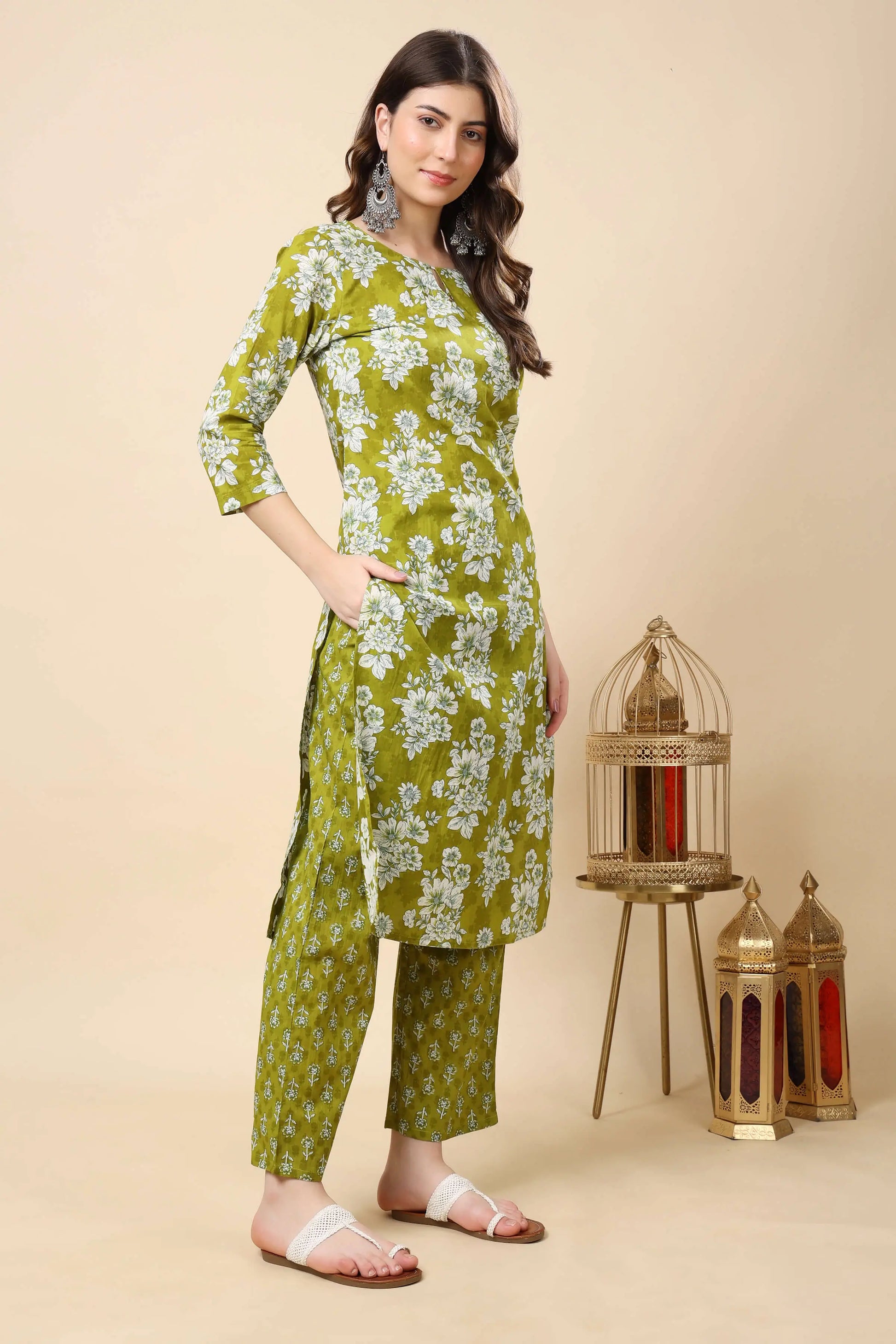 Side slit detail of Rabric Green Cotton Kurti Set for Women