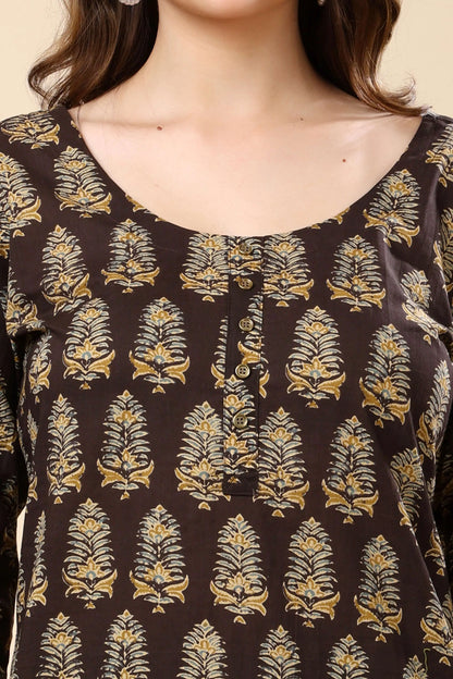 Close-up of Round Neck Design on Rabric Cotton Long Kurti
