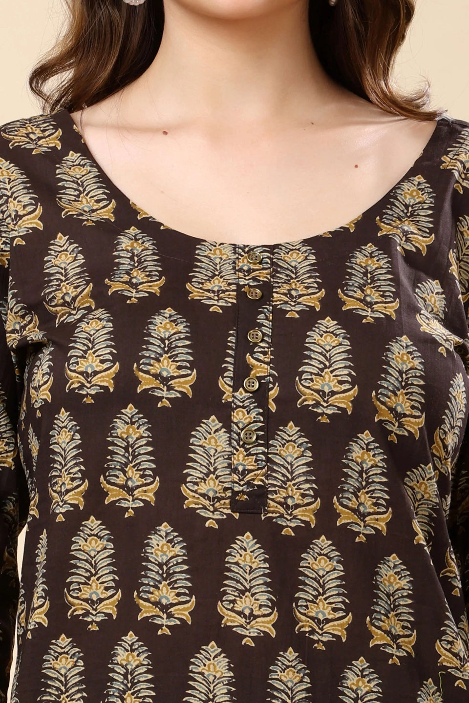 Close-up of Round Neck Design on Rabric Cotton Long Kurti