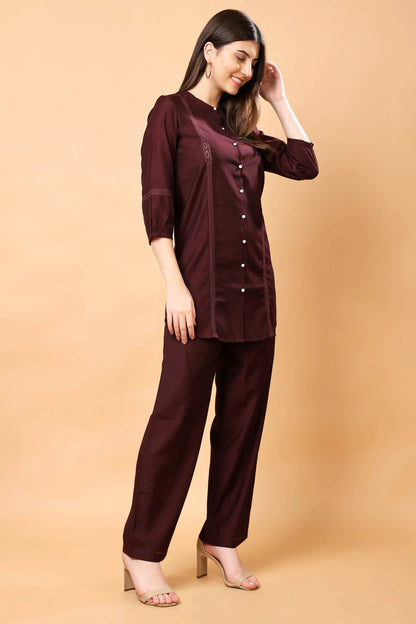 Straight-fit maroon pants with right side pocket