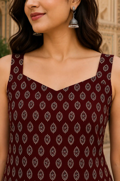 Sweetheart neck closeup of Rabric maroon pure cotton sleeveless short top featuring traditional paisley leaf print and premium cotton fabric
