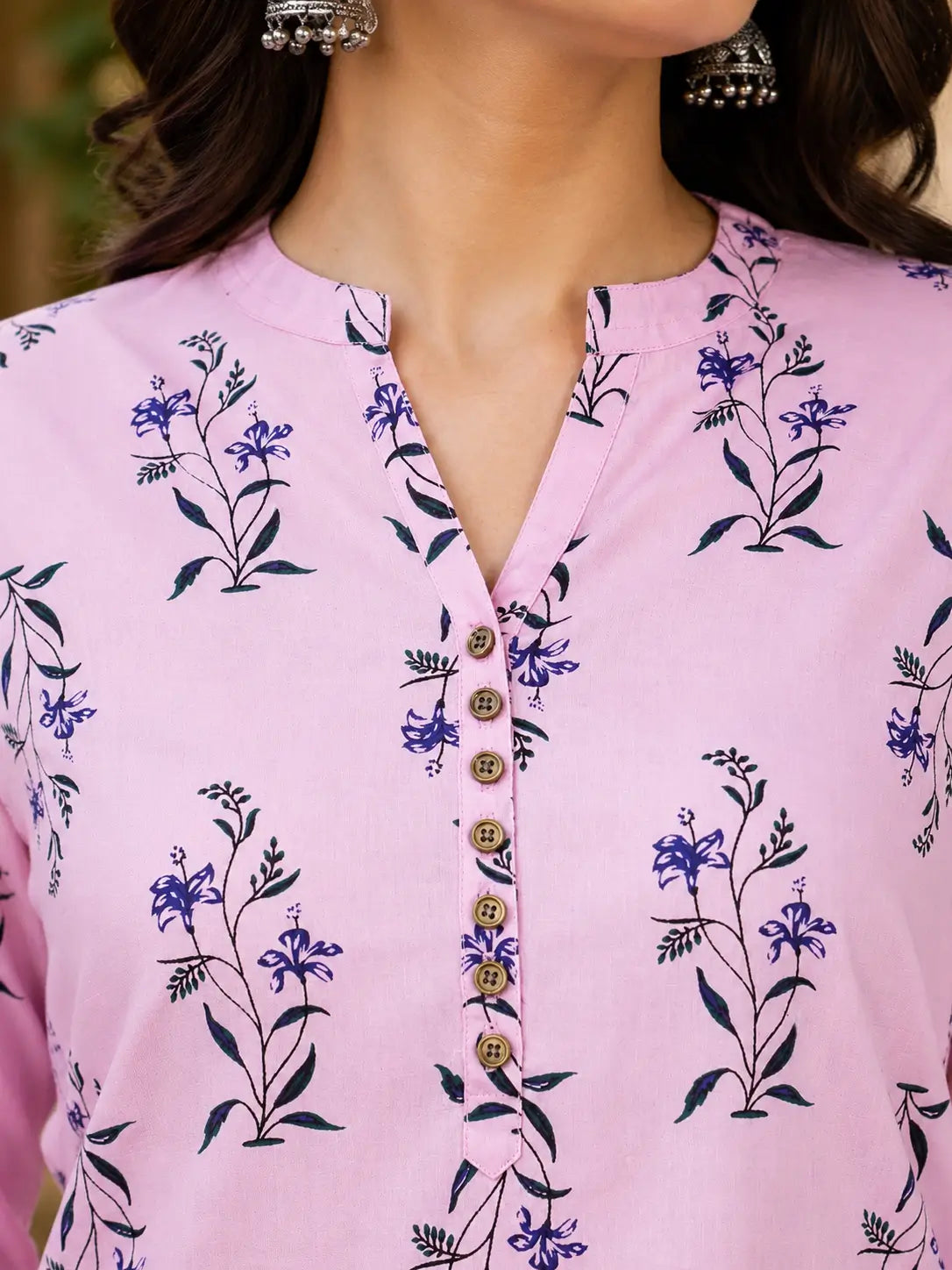 Closeup neck design of Rabric pink cotton floral kurta with button detailing and V neckline