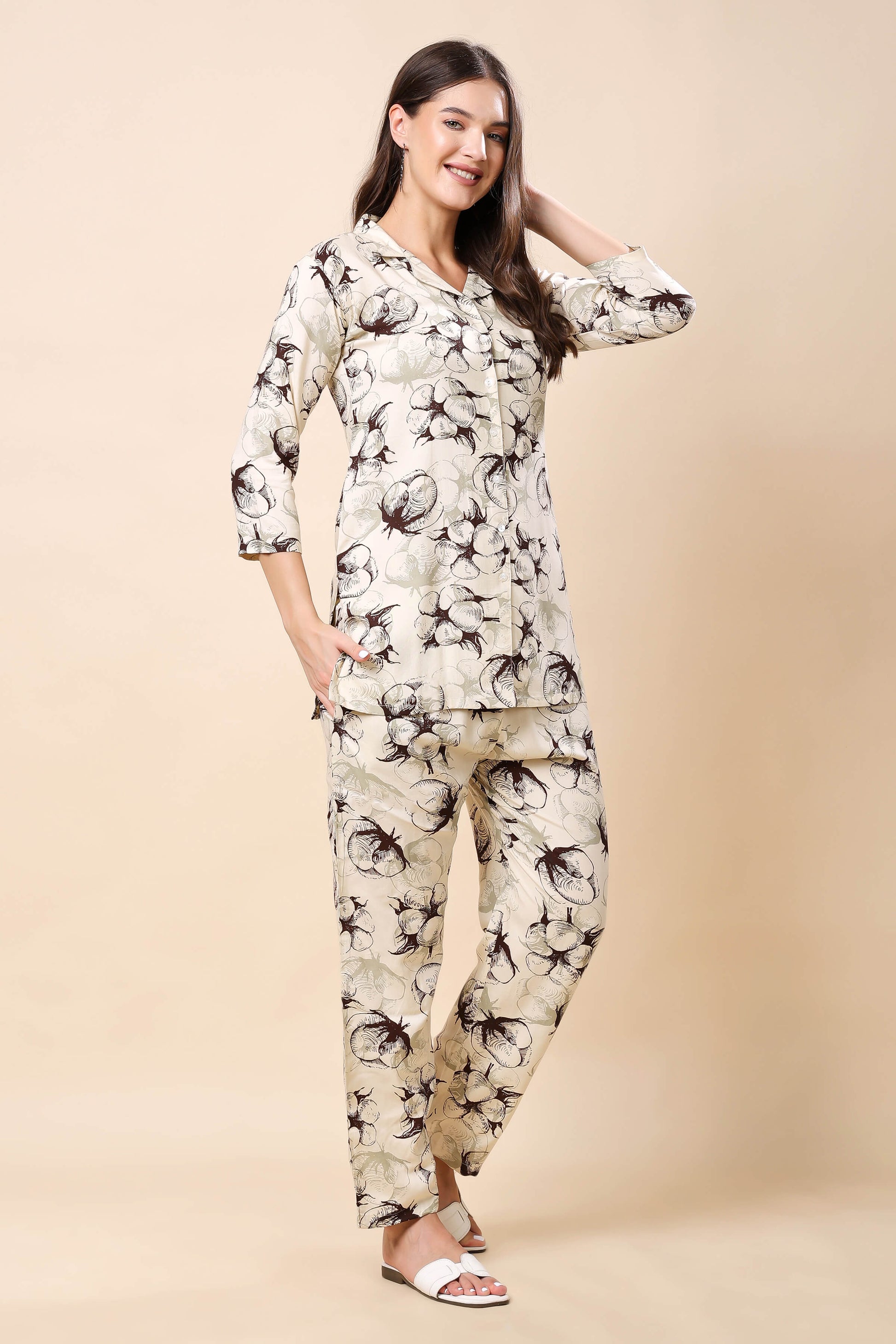 Right-side pocket detail of Rabric cream printed loungewear pants