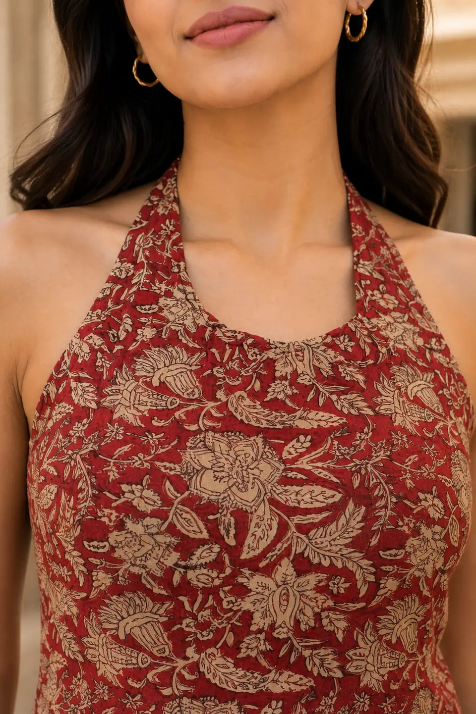 Close up halter neck design of Rabric red cotton floral sleeveless short top for women
