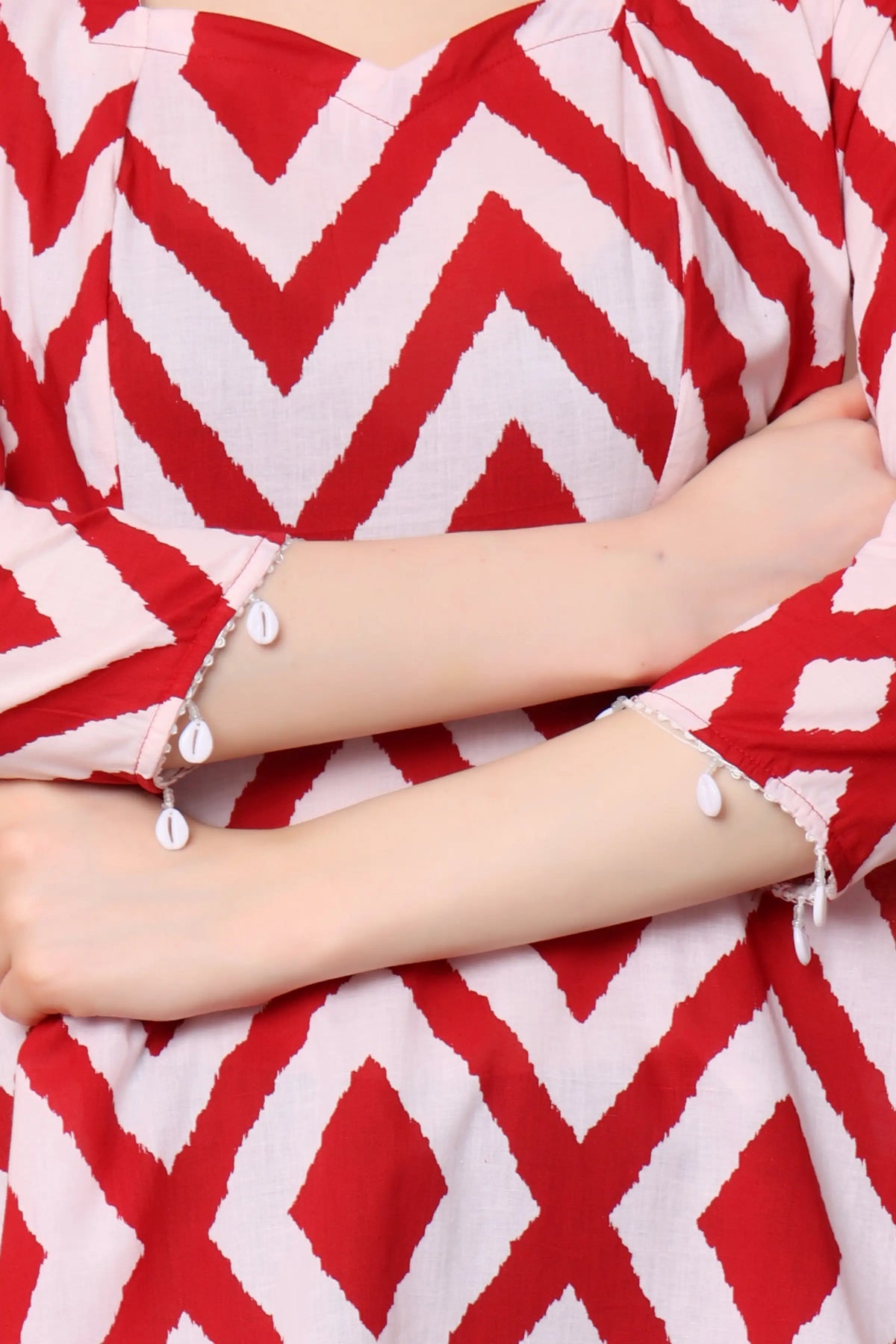 RABRIC red and white pure cotton short kurti 3/4 sleeve and shell trim detailing close-up