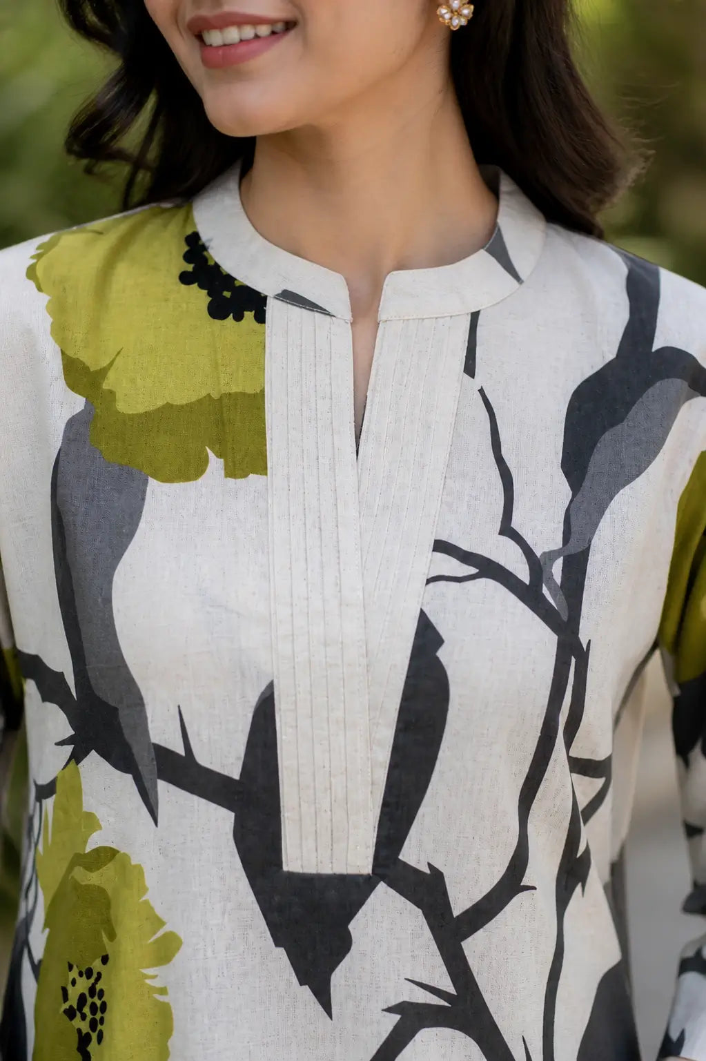 Close-up of V-neck pintuck design on women’s floral cotton flex kurta by Rabric