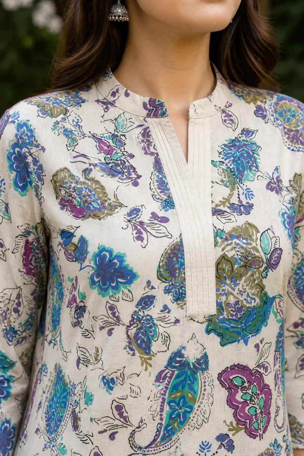 Close-up of V-neck pintuck design on women’s floral cotton flex kurta by Rabric