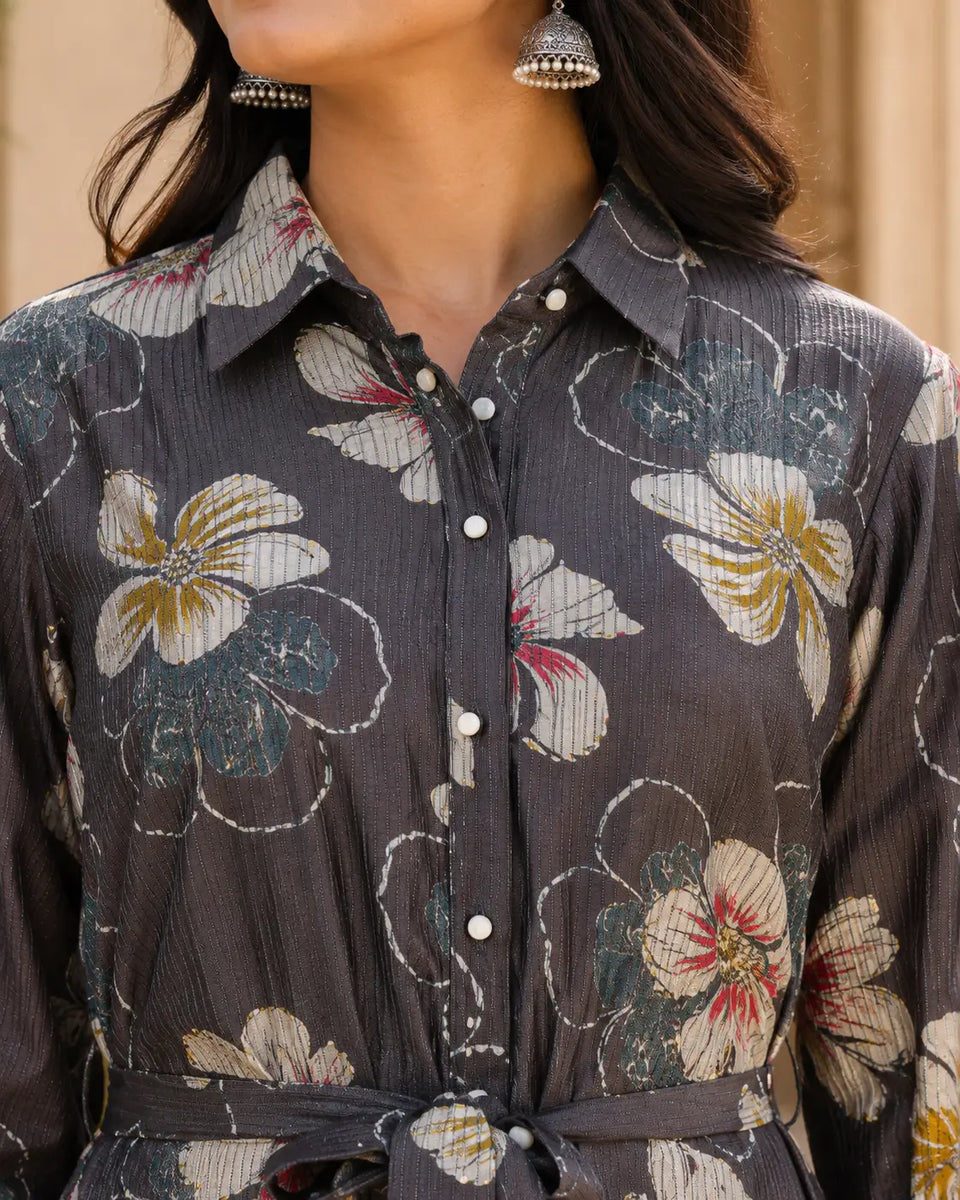 Close-up neck design of Rabric vertical silk floral printed kurta with collar neckline