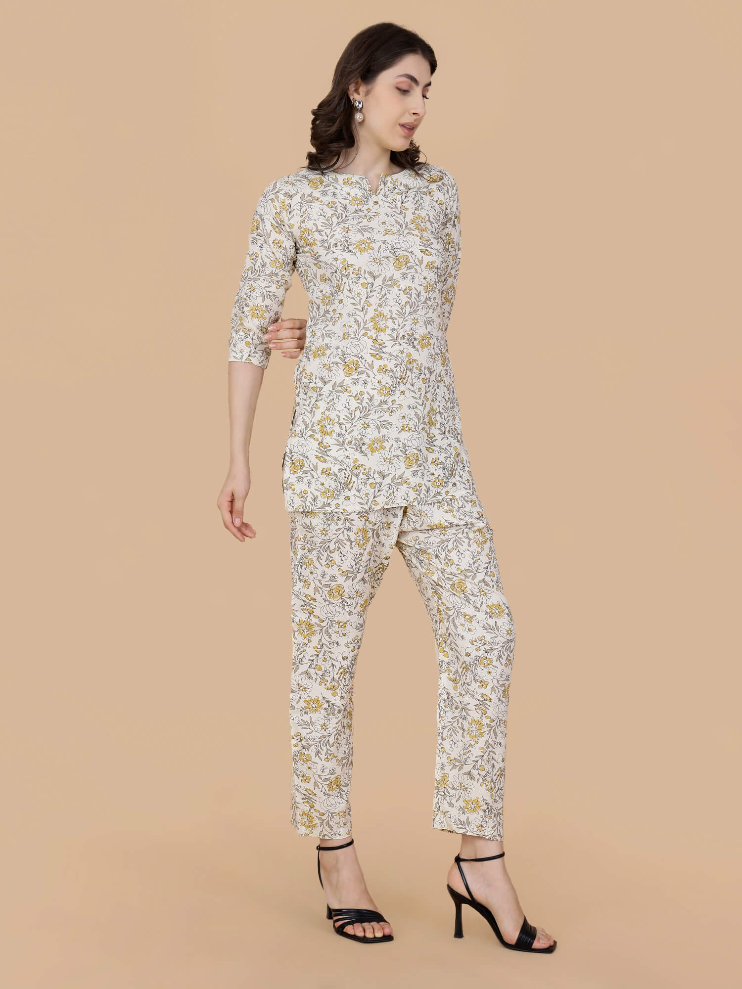 V-neck design detail of Rabric floral printed co-ord set